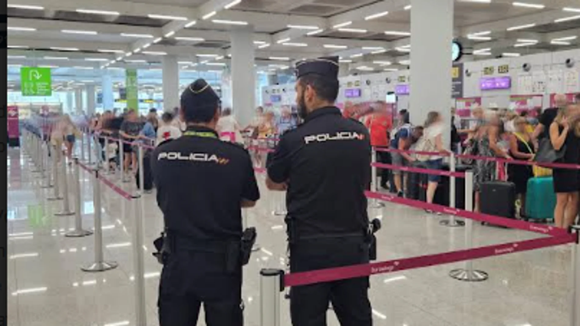 Policía nacionales en el aeropuerto de Palma de Mallorca