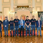 El alcalde de Valladolid, Jesús Julio Carnero, y varios concejales reciben a los nuevos sargentos del servicio de Extinción de Incendios, Salvamento y Protección Civil