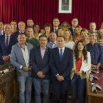 Foto de familia de los 27 diputados de la institución provincial de Valladolid de la legislatura recién terminada