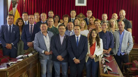 Foto de familia de los 27 diputados de la institución provincial de Valladolid de la legislatura recién terminada