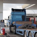 Los transportistas piden al Gobierno que prorrogue mañana el descuento de 20 céntimos al carburante