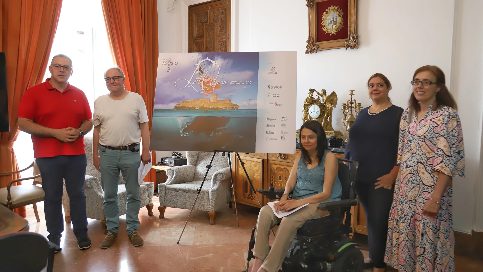 Presentación del Festival Little Opera. Intervienen la concejala de Cultura, María Eugenia Cabezas; el concejal de Turismo, Christoph Strieder; la directora del Festival, Conchi Moyano; el diputado de Cultura, Jesús María Prada, un representante de la Fundación Caja Rural de Zamora y la directora general de Políticas Culturales, Inmaculada Martínez.