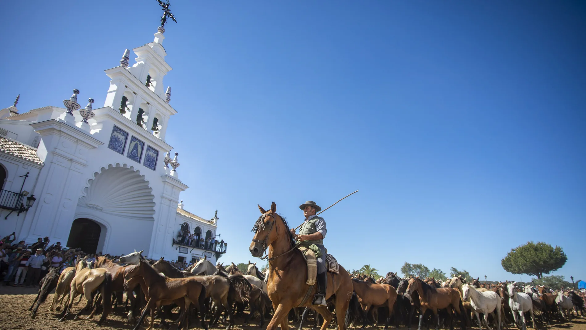 La tradicional Saca de las Yeguas de Doñana a su paso por la aldea de El Rocío