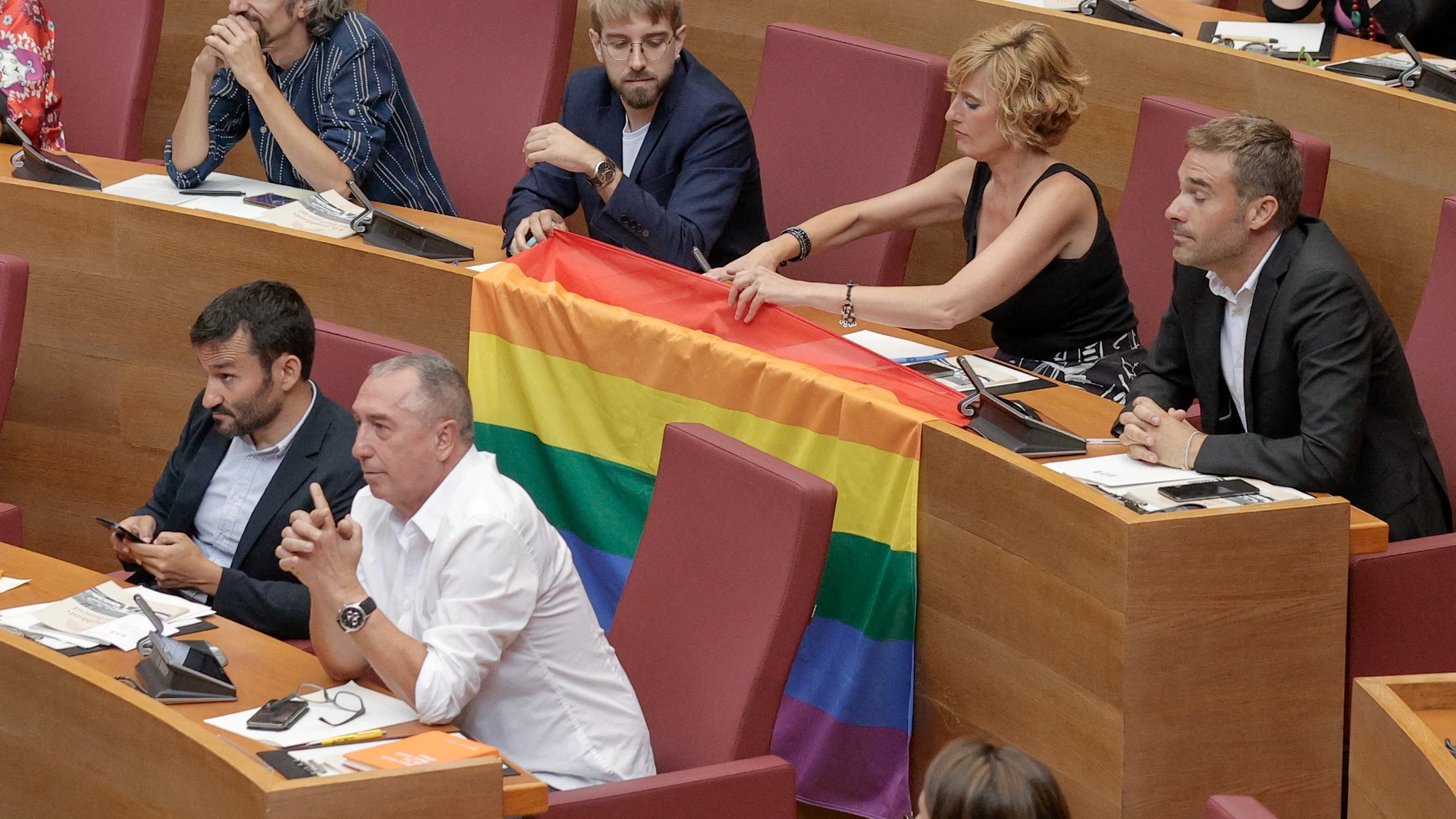 GRAFCVA4265. VALENCIA, 26/06/2023.- Varios diputados de Compromís han desplegado una bandera LGTBI durante la intervención de la nueva presidenta de Las Cortes Valencianas, la diputada de Vox Llanos Massó .EFE/ Manuel Bruque 