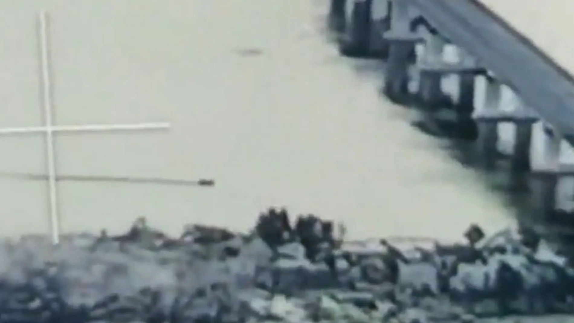 Imágenes de lanchas ucranianas cruzando el río Dnipro a la altura del puente de Antonovskiy, destruido