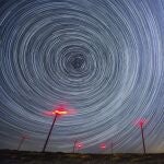 ROCAMUNDO (CANTABRIA), 31/05/2022.- Imagen compuesta de 320 fotografías que muestran las estrellas circumpolares y los molinos de viento desde el páramo de La Lora, entre el observatorio astronómico de Cantabria y la comunidad de Castilla y León en la madrugada de este martes.