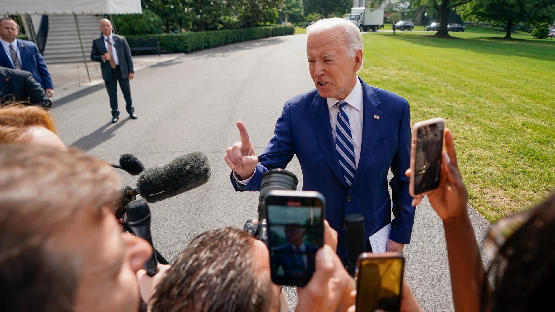 Washington (United States), 28/06/2023.- US President Joe Biden responds to a question from the news media as he walks to board Marine One on the South Lawn, USA, 28 June 2023. President Biden is traveling to Chicago to deliver remarks on his economic plan. (Estados Unidos) EFE/EPA/SHAWN THEW 