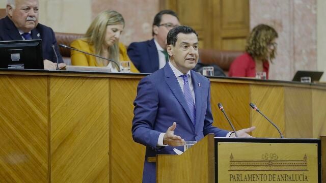 Juanma Moreno, en el Parlamento de Andalucía