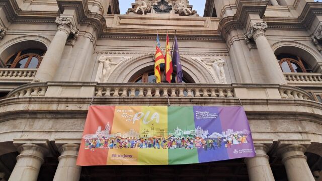 El Ayuntamiento de Valencia ha colgado la bandera del Orgullo LGTBI en la fachada