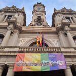 El Ayuntamiento de Valencia ha colgado la bandera del Orgullo LGTBI en la fachada