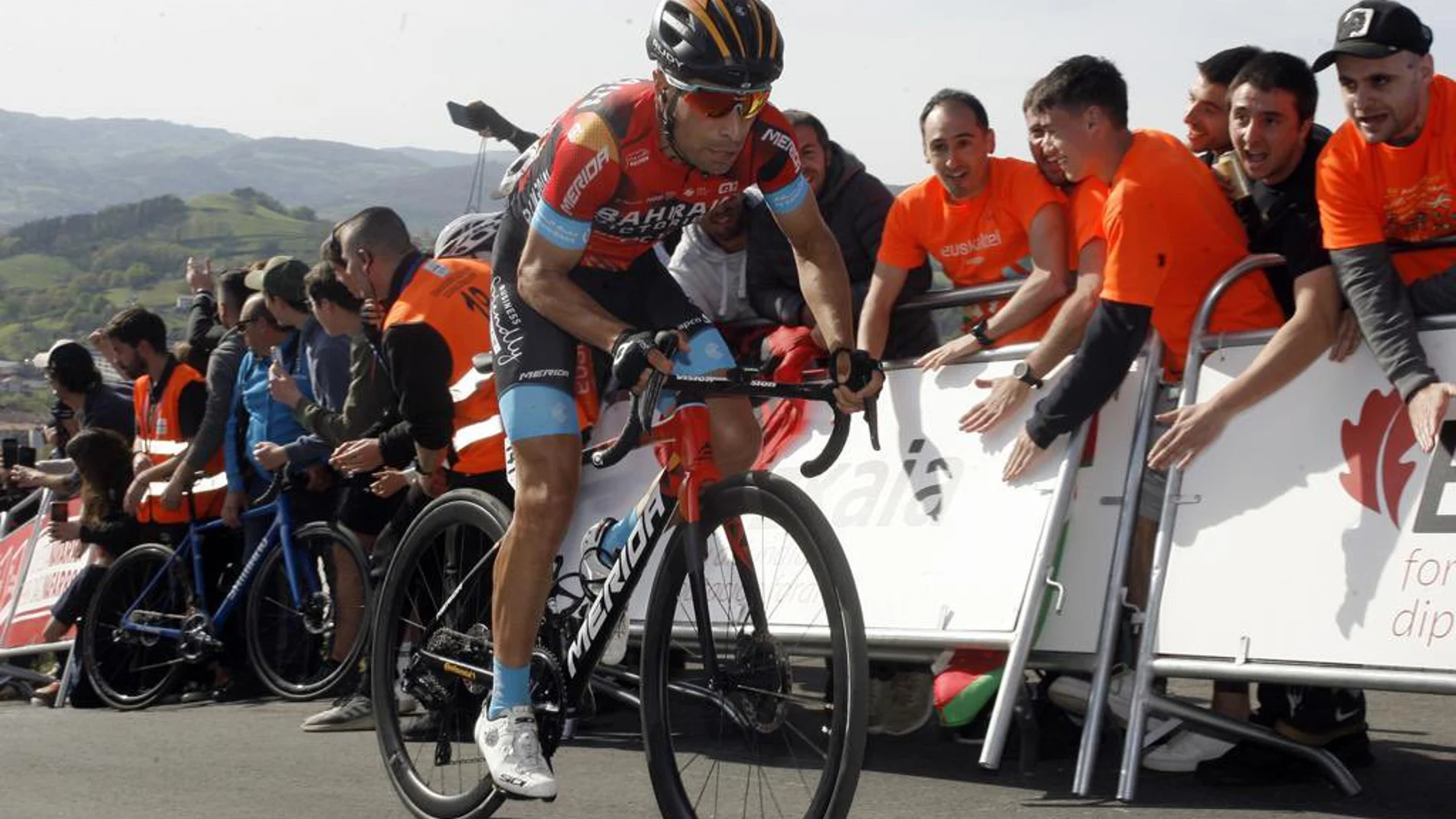 Mikel Landa es animado por aficionados del Euskaltel