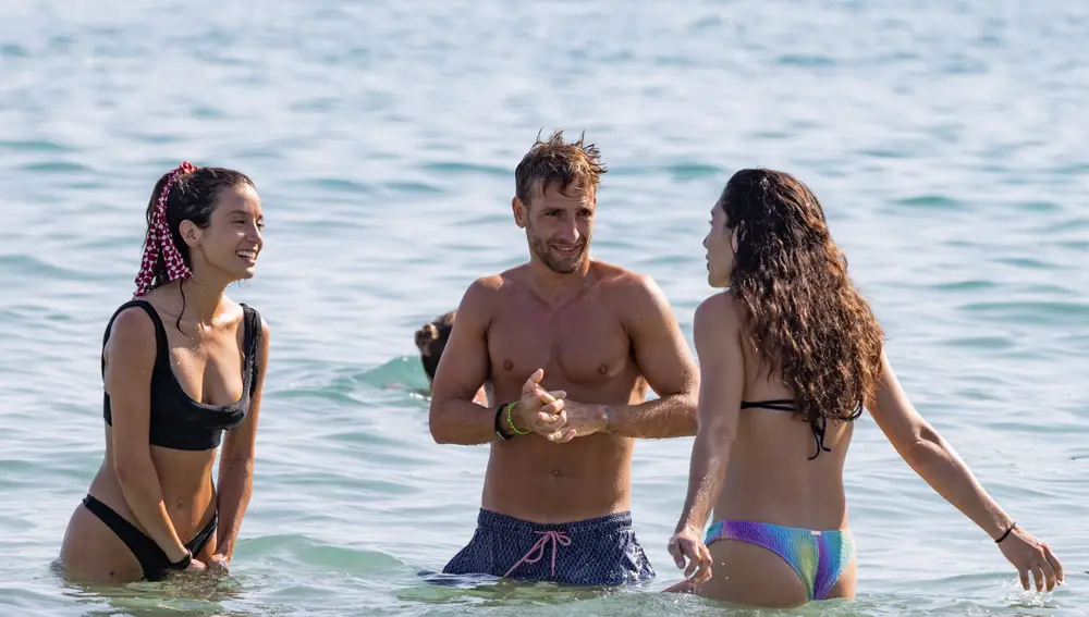 María y Celia Pedraza con un amigo en Ibiza