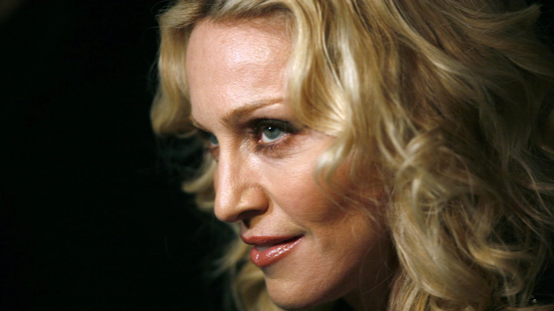 FILED - 13 February 2008, Berlin: US pop star Madonna arrives to the premiere of her film "Filth and Wisdom". Madonna encouraged Prince Harry and his wife Meghan Markle to move to the United States. Photo: Jan Woitas/dpa (Foto de ARCHIVO) 13/02/2008 ONLY FOR USE IN SPAIN