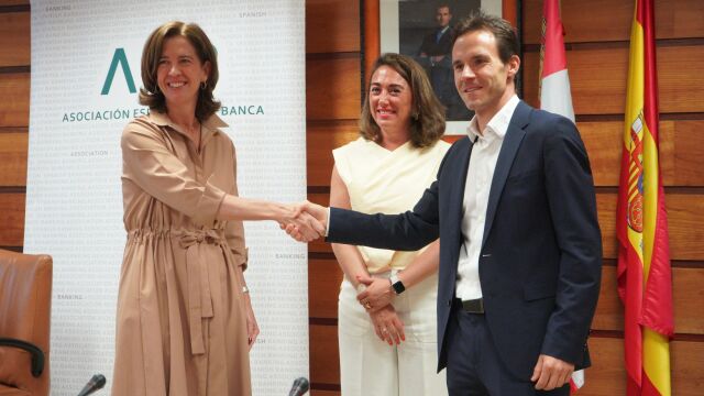 La consejera María González Corral, asiste a la firma del convenio 'Mi banca digital: Fácil y segura', junto a Antonio Ibáñez y Alejandra Kindelán