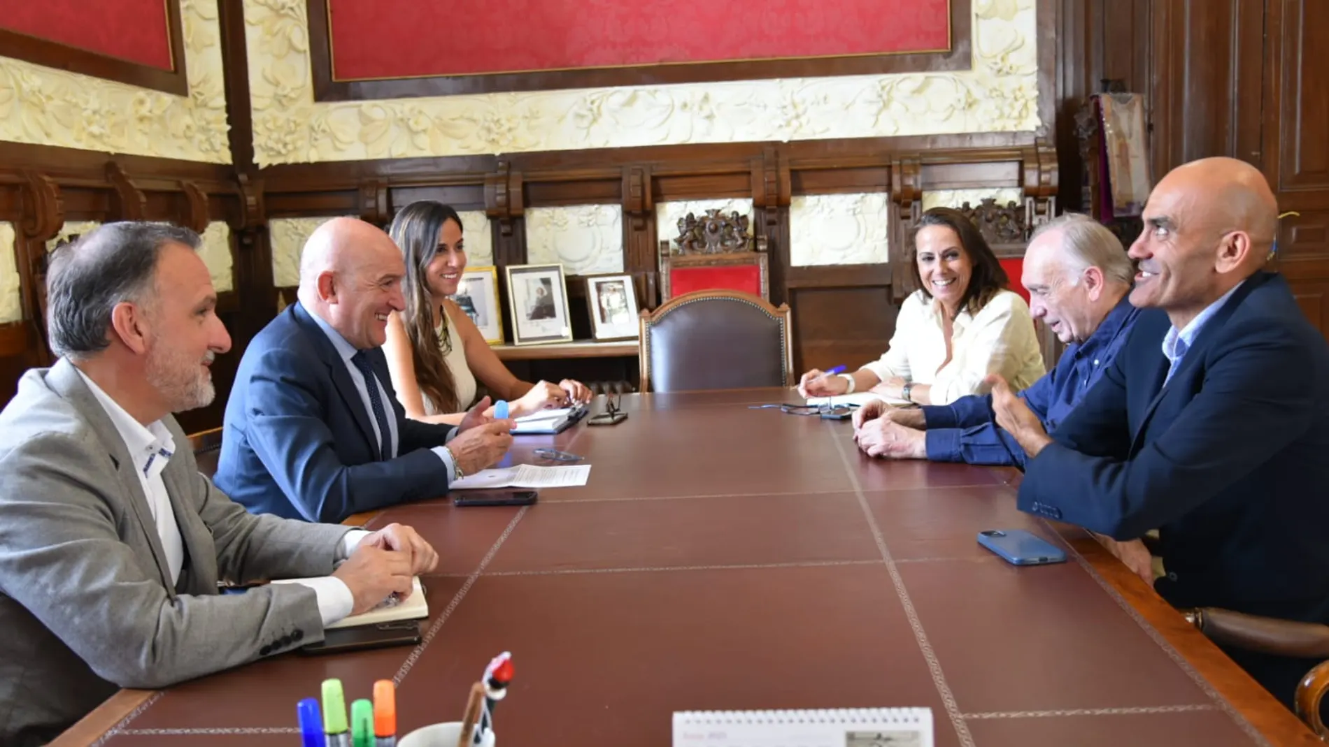 El alcalde de Valladolid, Jesús Julio Carnero, y la concejala Blanca Jiménez, se reúnen con el presidente de la Academia de Cine, Fernando Méndez-Leite