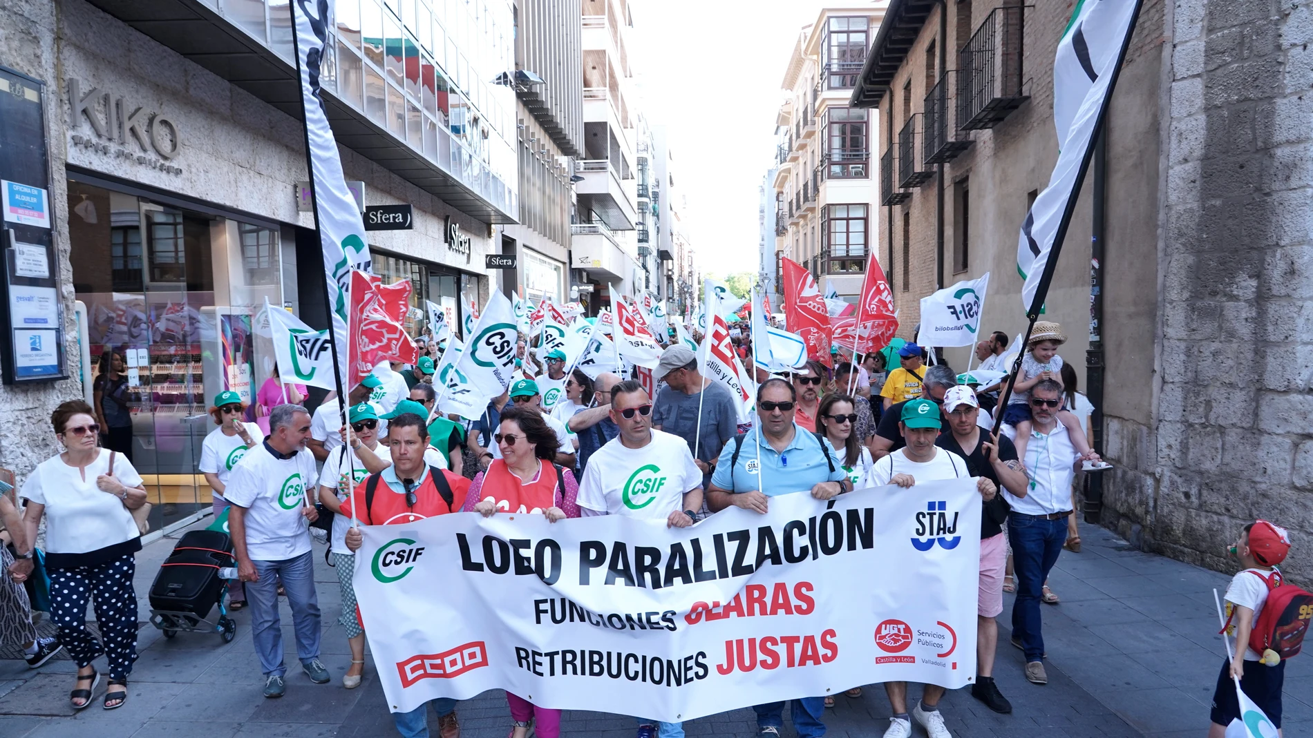 Los funcionarios de Justicia se manifiestan por las calles de Valladolid