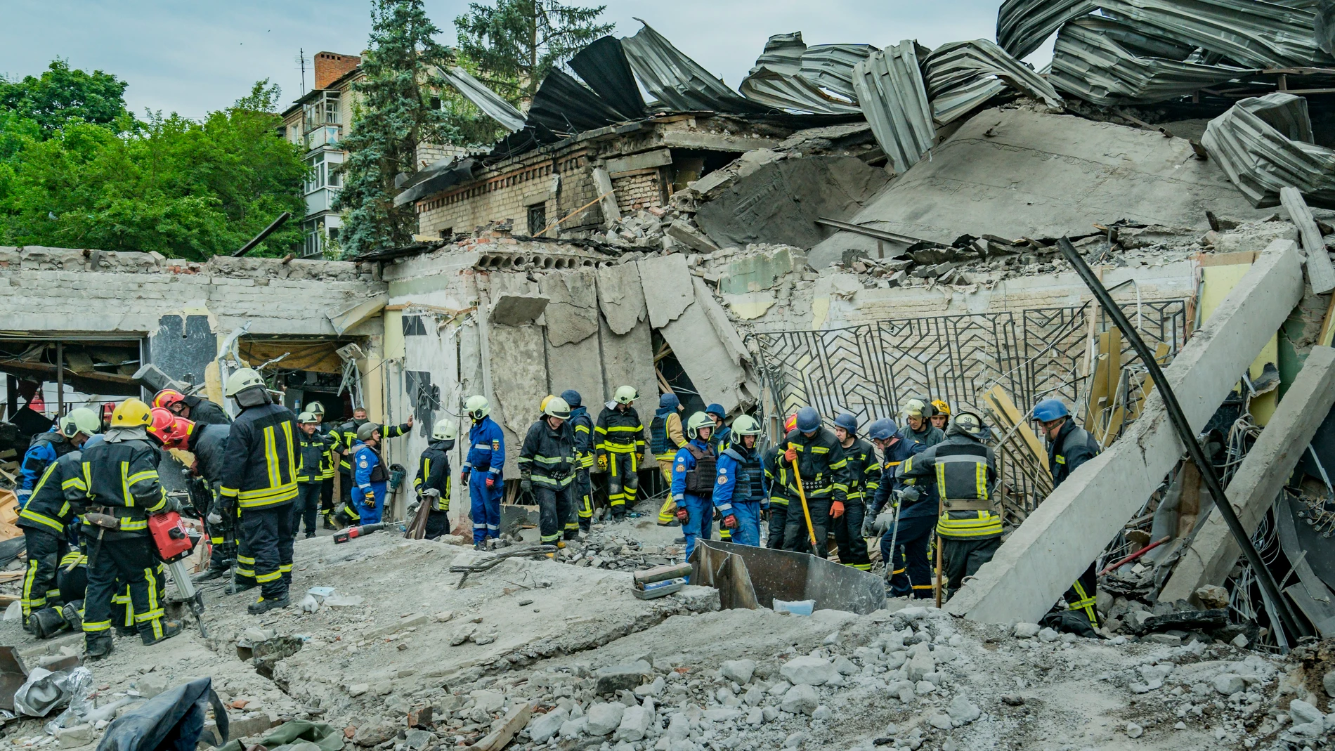 June 28, 2023, Kramatorsk, Donetsk, Ukraine: Rescue works in the center of the impact of a Russian missile in Kramatorsk city, Ukraine. 28/06/2023