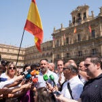 Abascal atiende a los medios de comunicación en la Plaza Mayor de Salamanca