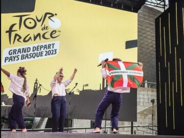 Otegi jalea el mensaje independentista de una ceremonia del Tour de Francia en Bilbao