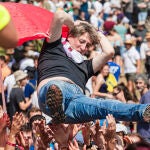 El alcalde de Soria es manteado por los "sanjuaneros"