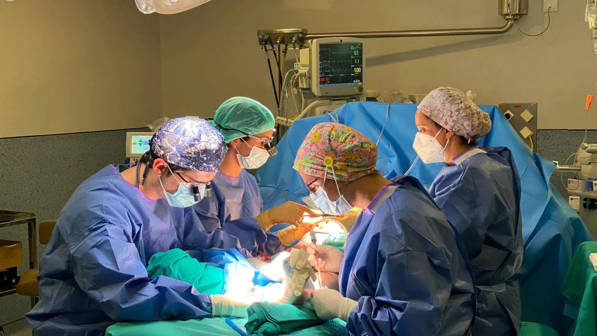 Los cirujanos plásticos Elena Vilariño y Enrique Salmerón durante una operación de cambio de sexo en el Hospital Doctor Peset de Valencia