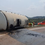 El vuelco de un camión de Valencia provoca el derrame de 20.000 litros de mosto