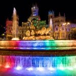 La Fuente y el Palacio de Cibeles de Madrid iluminados con los colores de la bandera LGTBIQ+ el 28 de junio de 2023. Volverán a encenderse el sábado 1 de julio, día en el que tendrá lugar la Manifestación Estatal del Orgullo 2023
