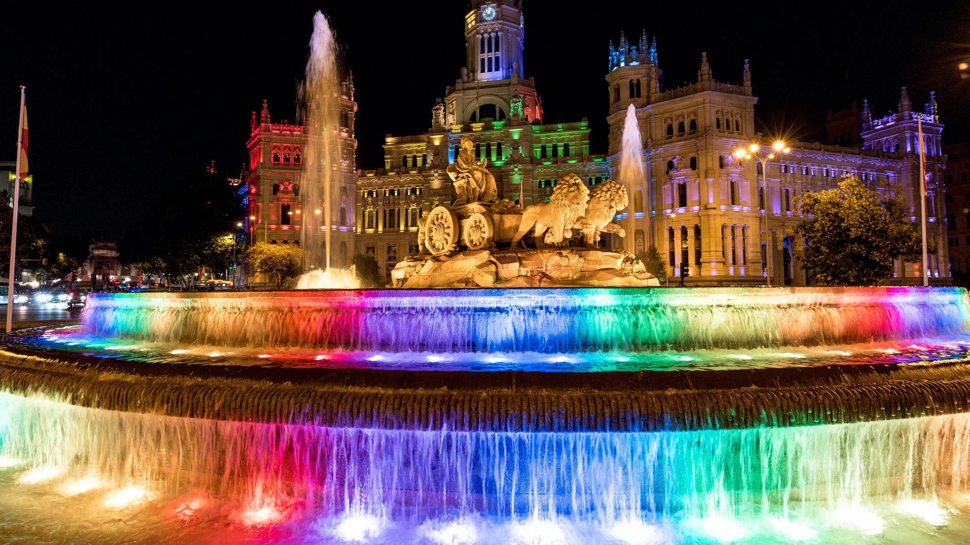 La Fuente y el Palacio de Cibeles de Madrid iluminados con los colores de la bandera LGTBIQ+ el 28 de junio de 2023. Volverán a encenderse el sábado 1 de julio, día en el que tendrá lugar la Manifestación Estatal del Orgullo 2023