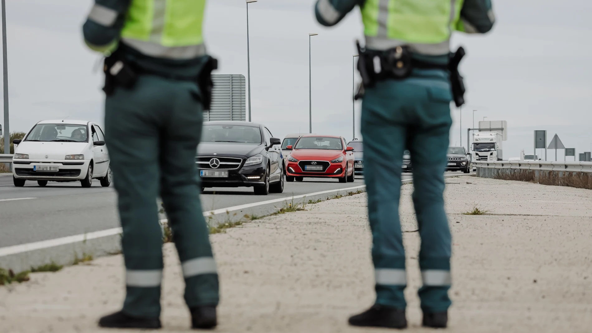 Dos agentes de la Guardia Civil en un dispositivo de vigilancia