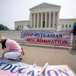 Activistas colocan una pancarta frente a la sede del Tribunal Supremo en Washington