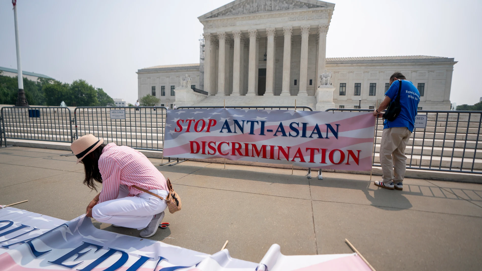 Washington (United States), 29/06/2023.- An activist from Students For Fair Admissions places a banner as they celebrate the affirmative action opinion at the Supreme Court in Washington, DC, USA, 29 June 2023. The high court ruled against the affirmative action programs at Harvard and the University of North Carolina, upending university admissions processes going forward. (Estados Unidos) EFE/EPA/SHAWN THEW