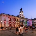 Puerta del Sol de Madrid iluminado con los colores LGTBI