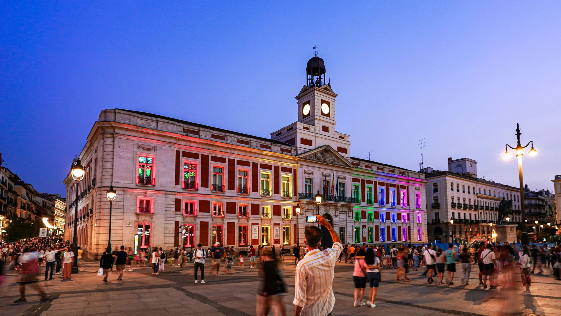 Puerta del Sol de Madrid iluminado con los colores LGTBI