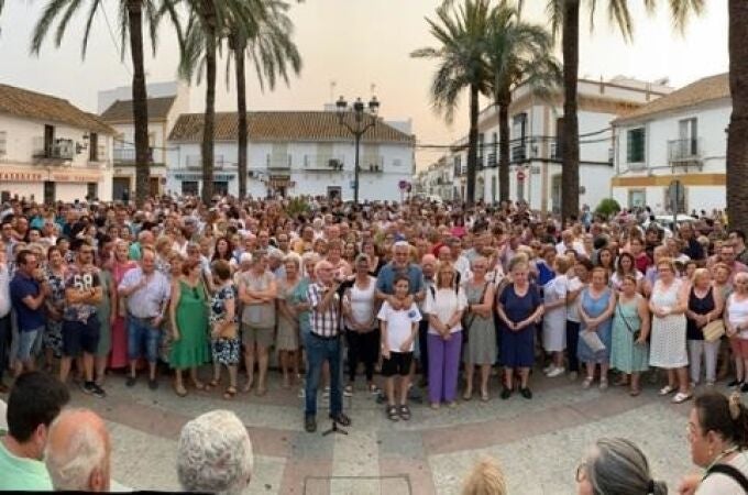 Vecinos de La Campana (Sevilla) se concentran y recogen firmas para "intentar que no se vaya" el párroco a otro pueblo