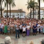Vecinos de La Campana (Sevilla) se concentran y recogen firmas para "intentar que no se vaya" el párroco a otro pueblo