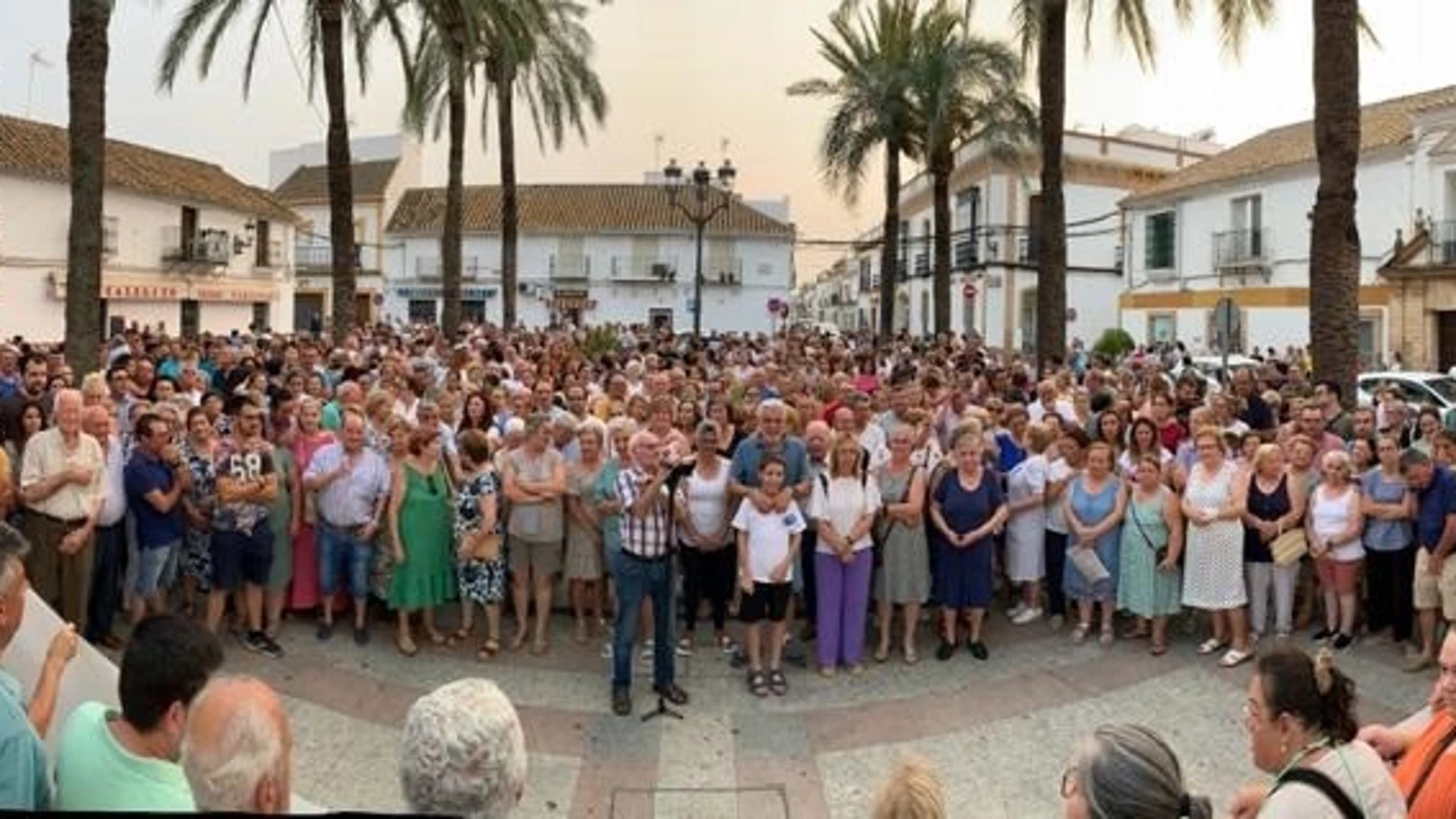 Vecinos de La Campana (Sevilla) se concentran y recogen firmas para "intentar que no se vaya" el párroco a otro pueblo