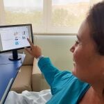 A través de la tablet instalada en la habitación el paciente controla todos los componentes terapéuticos y de confort ideados para una estancia óptima