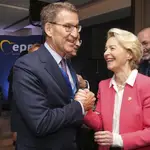 BRUSELAS, 29/06/2023.-El presidente del Partido Popular, Alberto Núñez Feijóo, y la presidenta de la Comisión Europea, Ursula Von der Leyen, este jueves durante la Cumbre del PP Europeo, en la sede del PP Europeo en Bruselas.
