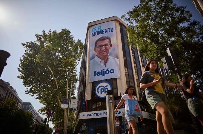 La sede del PP en la madrileña calle Génova, engalanada con la pancarta con el lema de la campaña de los populares y la imagen de Feijóo