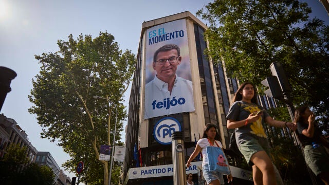 La sede del PP en la madrileña calle Génova, engalanada con la pancarta con el lema de la campaña de los populares y la imagen de Feijóo