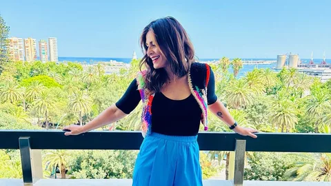Nuria Roca con pantalón palazzo.