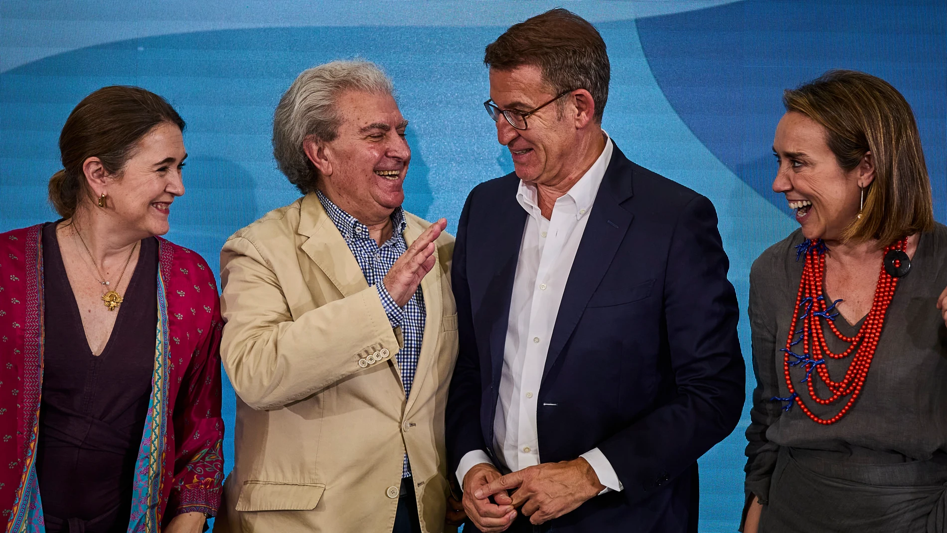 El líder del PP, Alberto Núñez Feijóo presenta este viernes el programa electoral de su partido en lo referente a la cultura, junto a César Antonio Molina, que fue ministro de Cultura en el Gobierno del socialista José Luis Rodríguez Zapatero. Asisten Marta Rivera y Cuca Gamarra. 30 06 2023