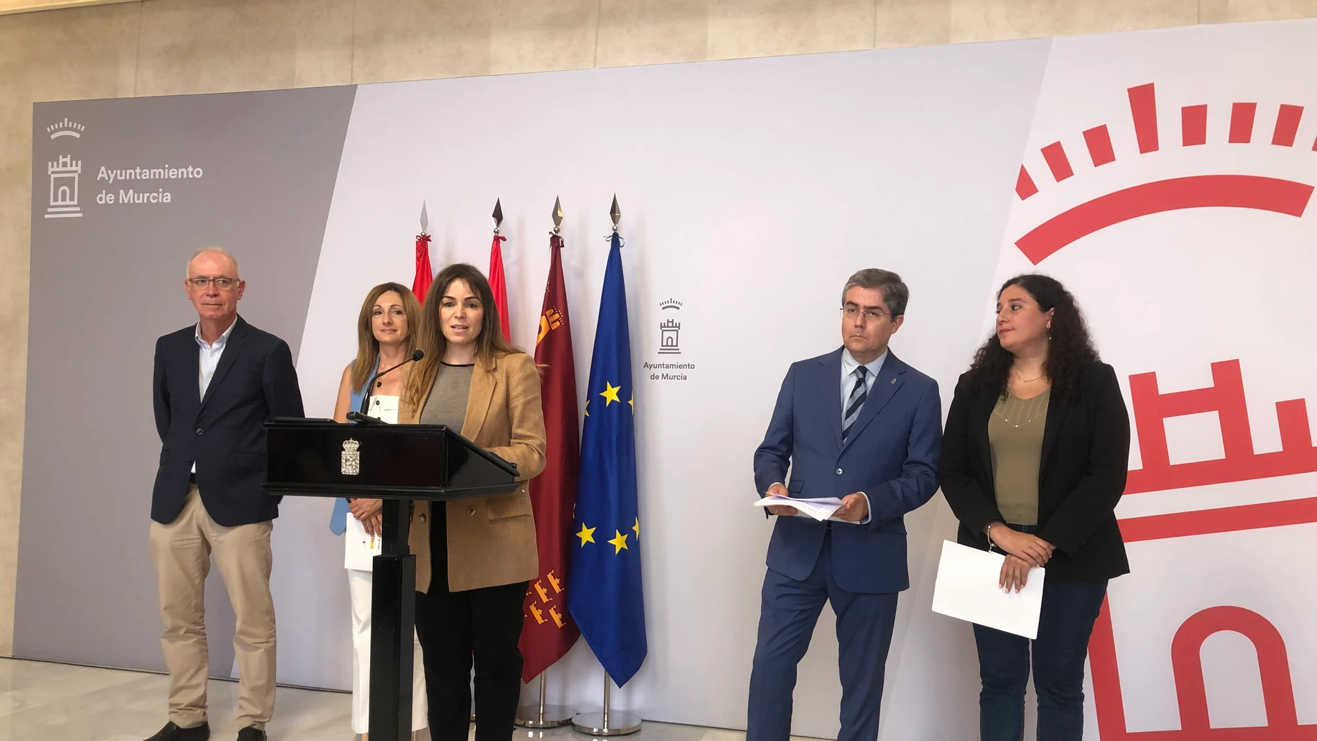 La vicealcaldesa y portavoz del equipo de Gobierno del Ayuntamiento de Murcia, Rebeca Pérez, acompañada de concejales del equipo de Gobierno