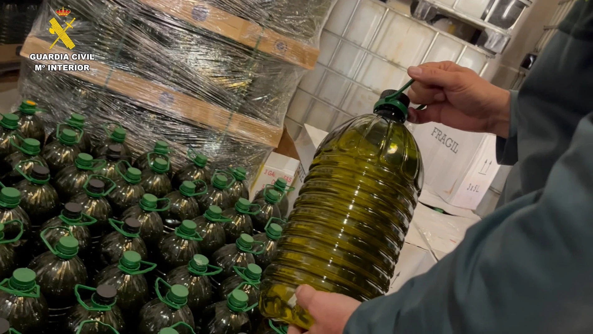 VÍDEO: Inmovilizados en Sevilla 143.000 litros de aceite que se vendían como oliva virgen extra en varias provincias