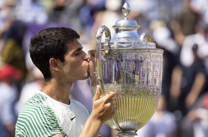 Alcaraz, con el trofeo de Queen's que conquistó en 2023