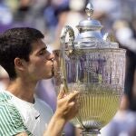 Alcaraz, con el trofeo de Queen's que conquistó en 2023