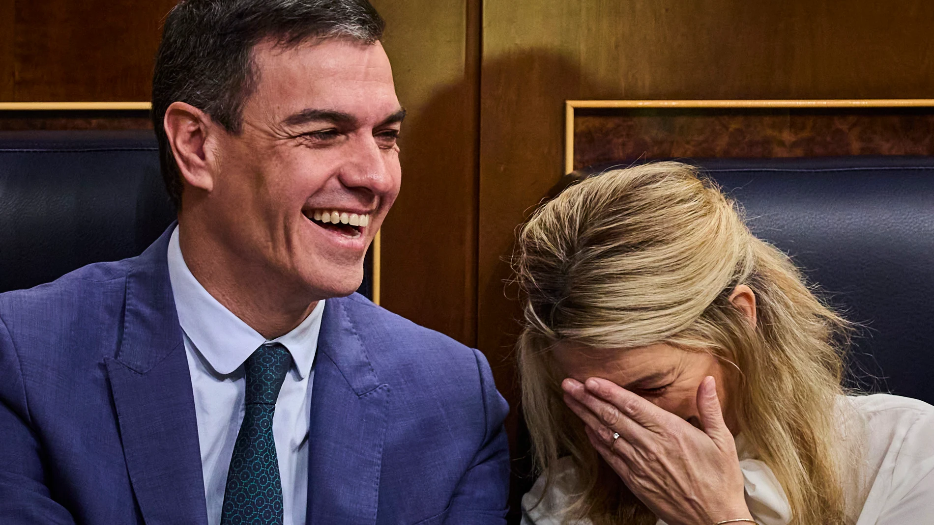 El presidente del gobierno, Pedro Sánchez, y Yolanda Díaz, vicepresidenta segunda y ministra de Trabajo y Economía Social durante la sesión de control al gobierno en el Congreso de los Diputados.