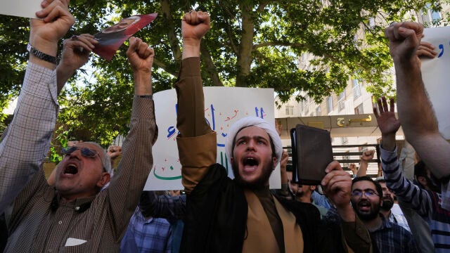 Manifestantes protestan contra la quema de Coranes frente a la embajada sueca en Teherán