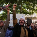 Manifestantes protestan contra la quema de Coranes frente a la embajada sueca en Teherán