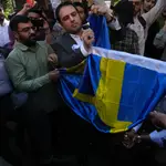 Manifestantes iraníes queman una bandera sueca frente a la Embajada de Suecia en Teherán